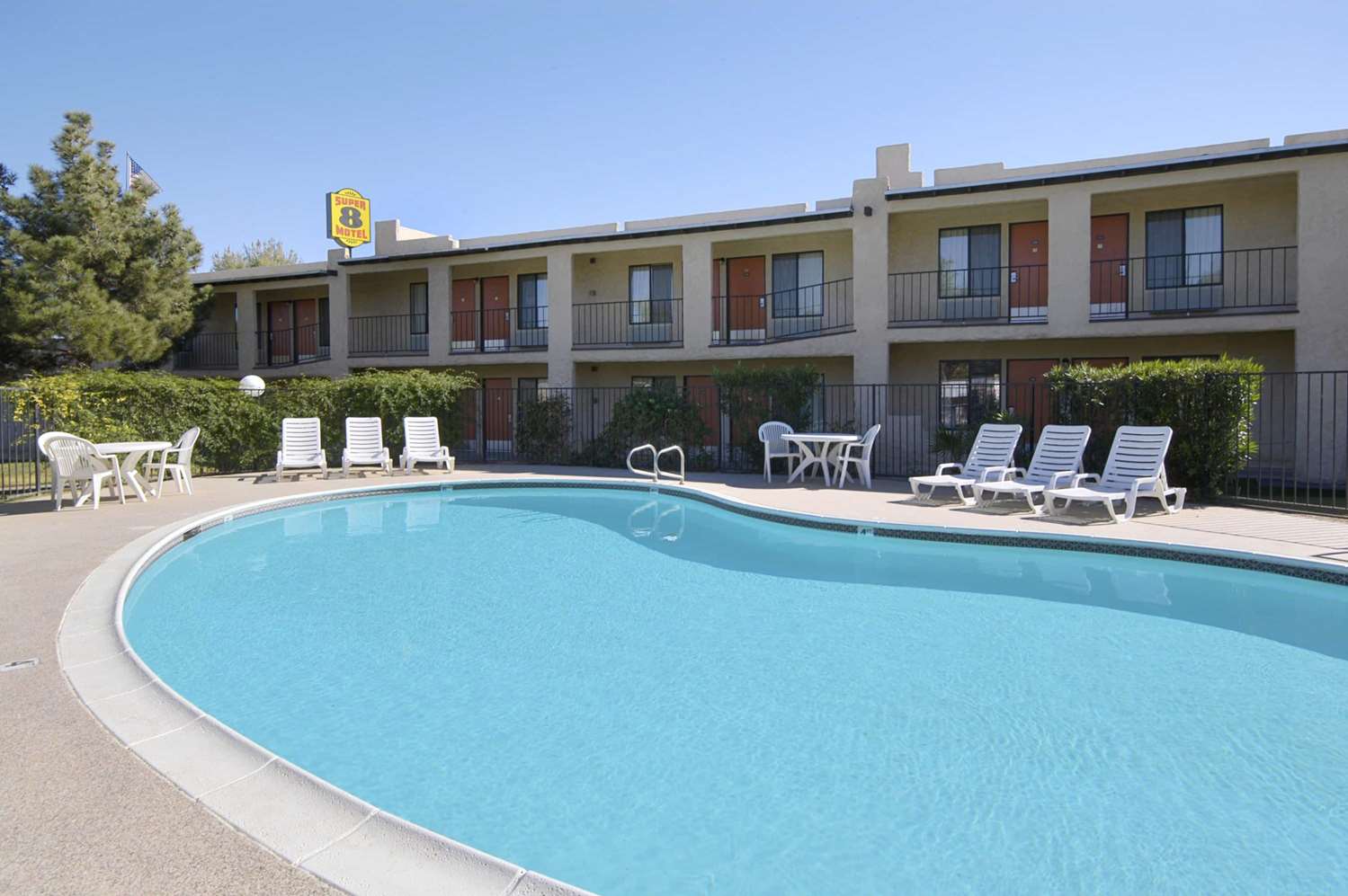 Super 8 By Wyndham Barstow 8/11