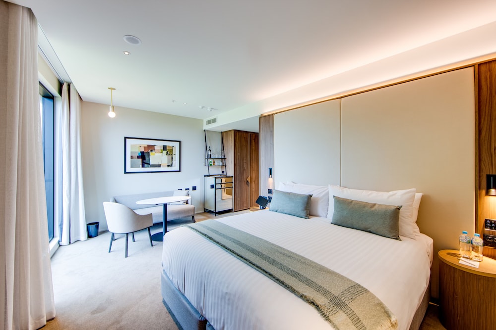 Oval Hotel Adelaide 6/50