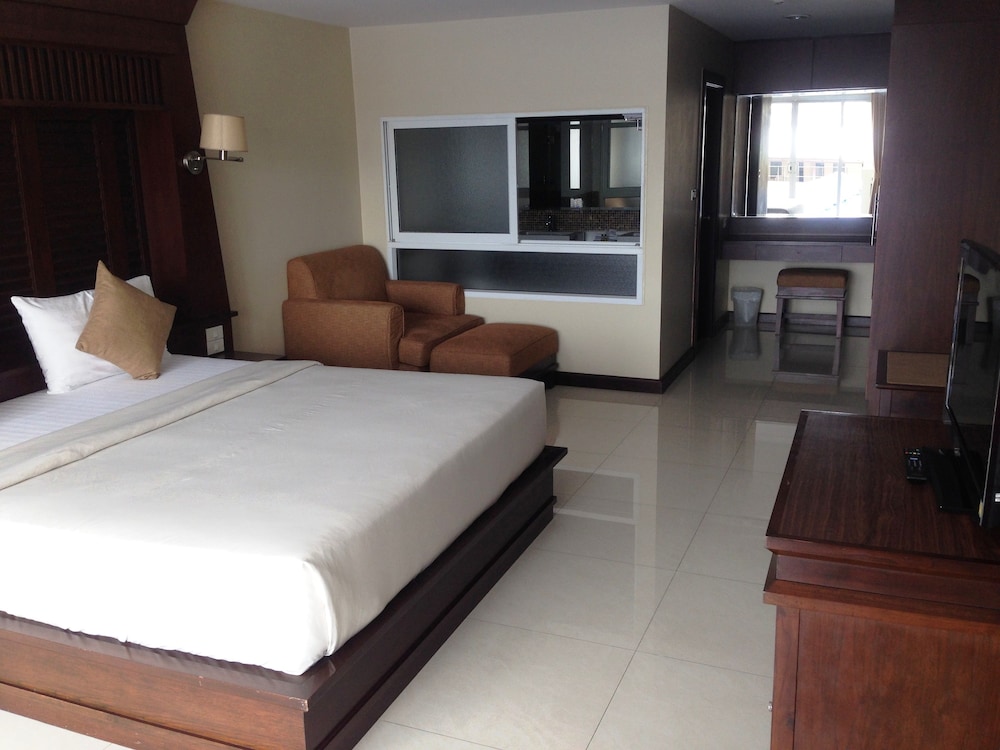 August Suites 25/69