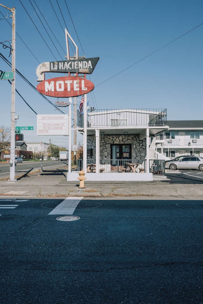 La Hacienda Motel 3/65