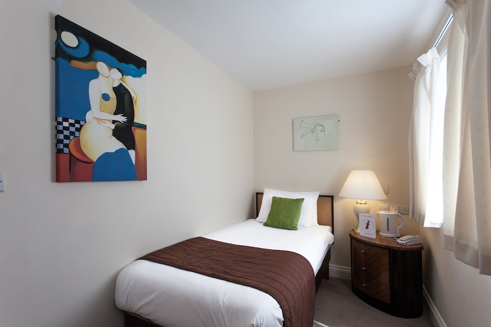 Russ Hill Hotel Gatwick 24/62