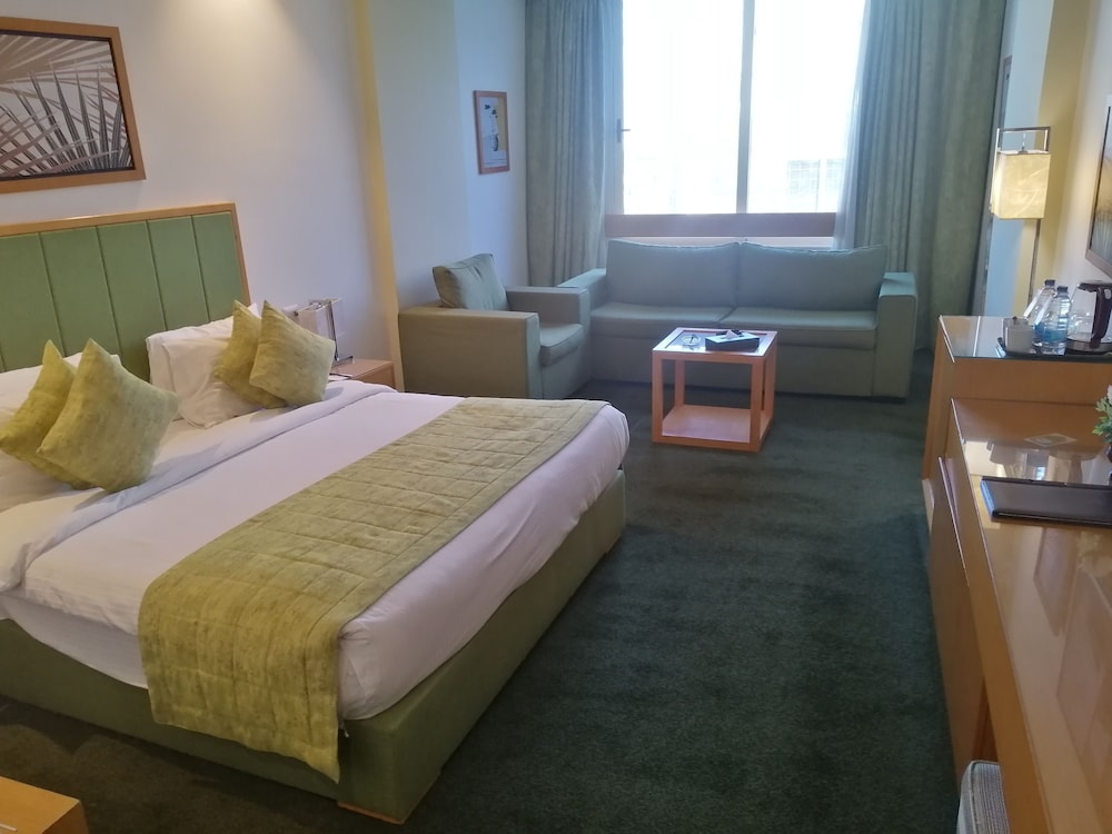 DELUXE ROOM