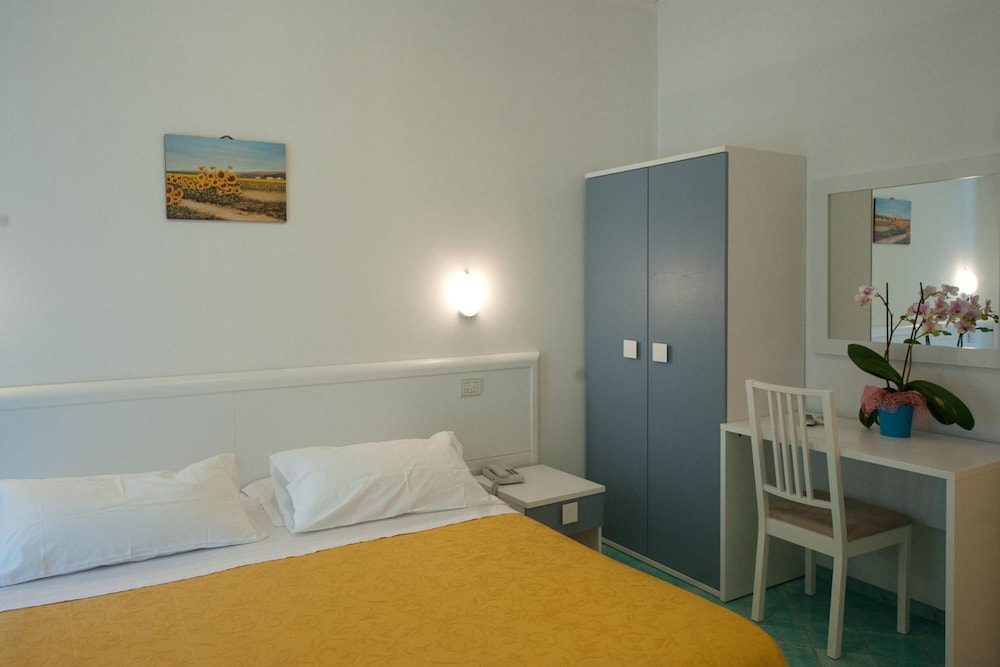 Hotel De Rosa 1/32