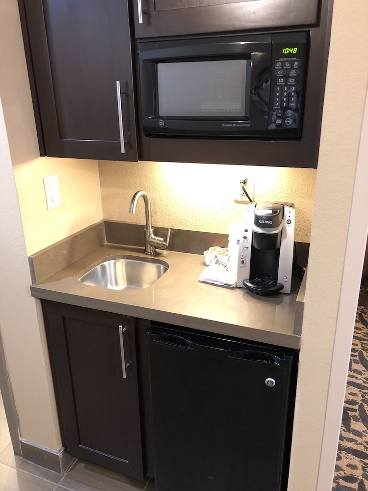 Holiday Inn Express Amp Suites North Dallas At Preston 31/48