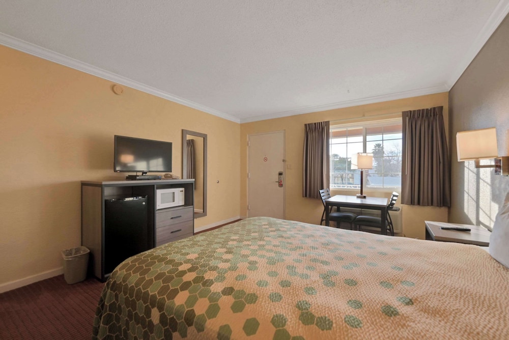 Standard, Queen Bed