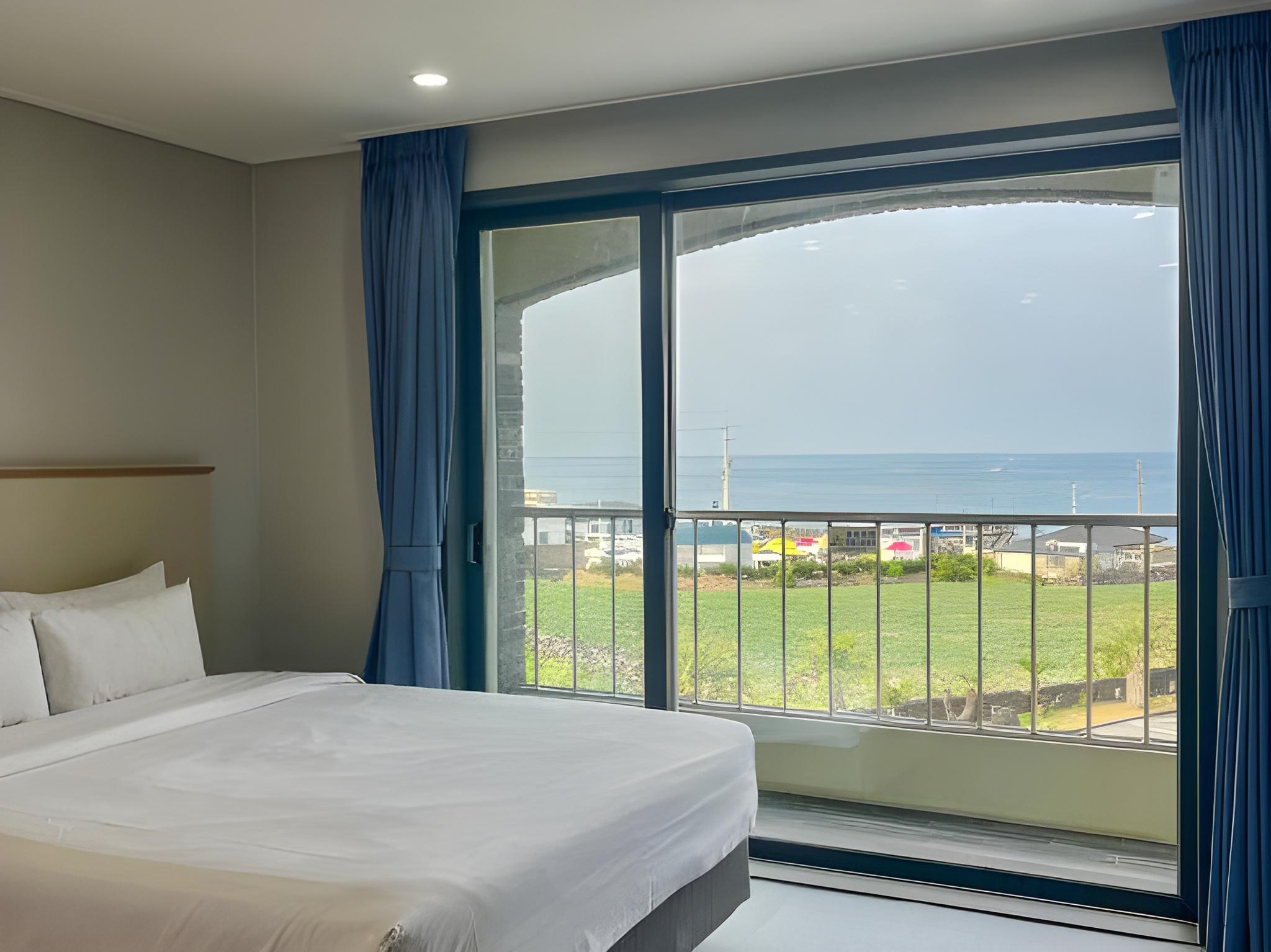 Deluxe, 2 Queen Beds, Partial Ocean View, Kitchenette, Strip Building