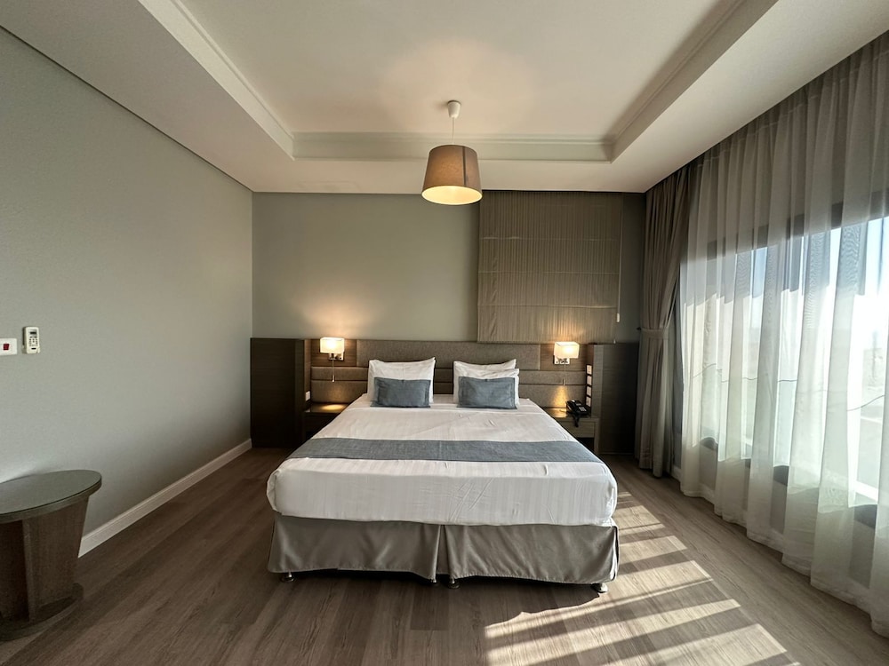 كورنيش لورين سويتس(Loren Suites Corniche) 10/50