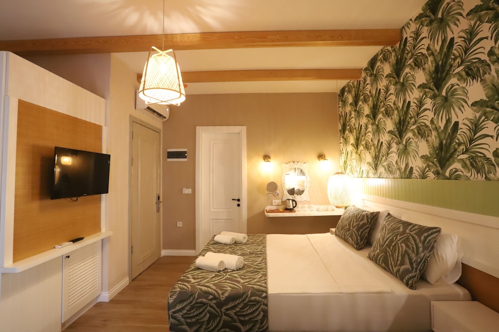 Dolphin Park Hotel 20/50