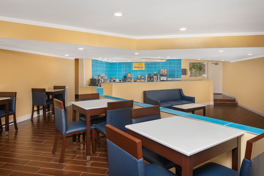 Days Inn by Wyndham Muscle Shoals 25/32