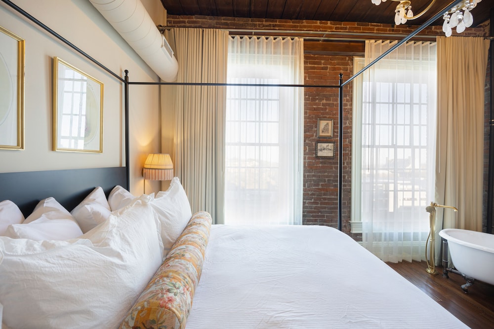 Hotel Cleo, Knoxville Downtown, a Tribute Portfolio Hotel 7/50