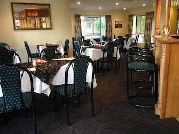 ROCKY GARDENS MOTOR INN 27/28