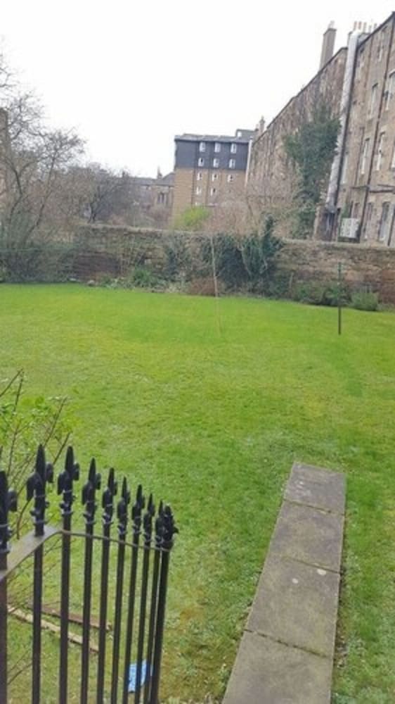 Sakura Edinburgh Guest House 18/20