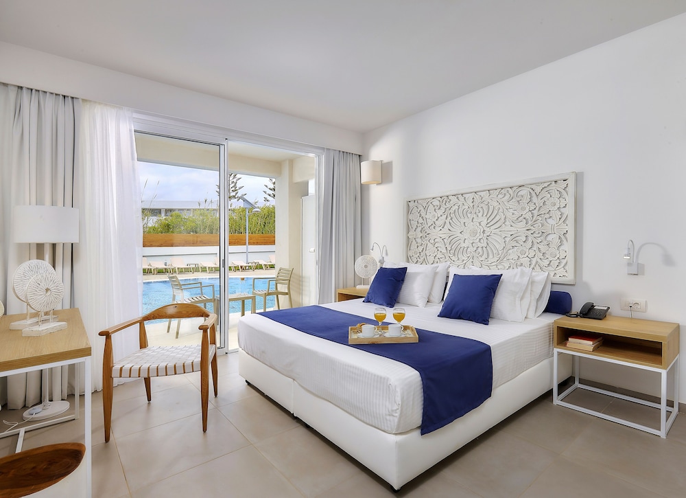 JUNIOR SUITE SHARING POOL