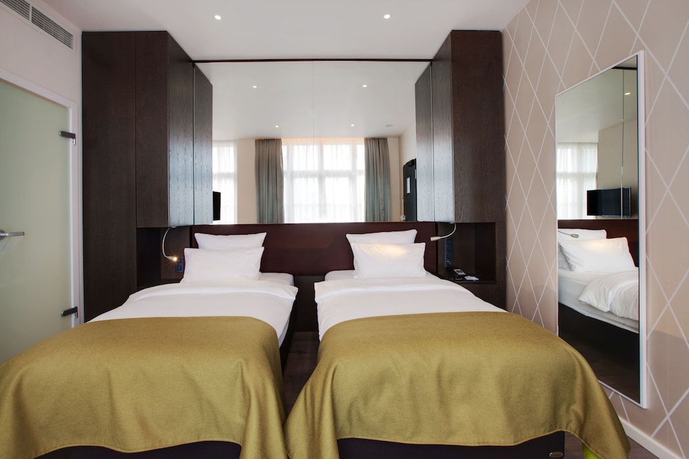 HOLIDAY INN DRESDEN - AM ZWINGER 14/77