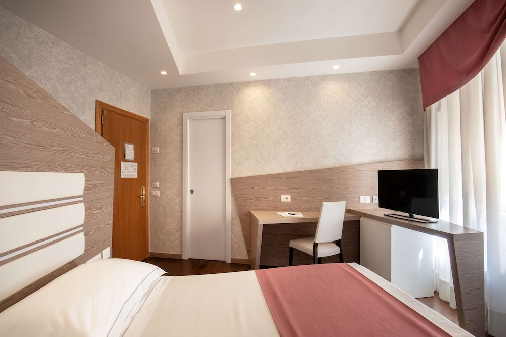 ROOM, SINGLE