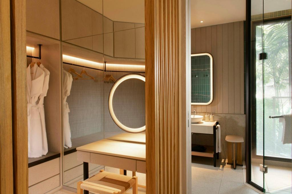غرفة بسرير كينج بشرفة بإطلالة، Hilton Burau Bay Langkawi Resort 7/9