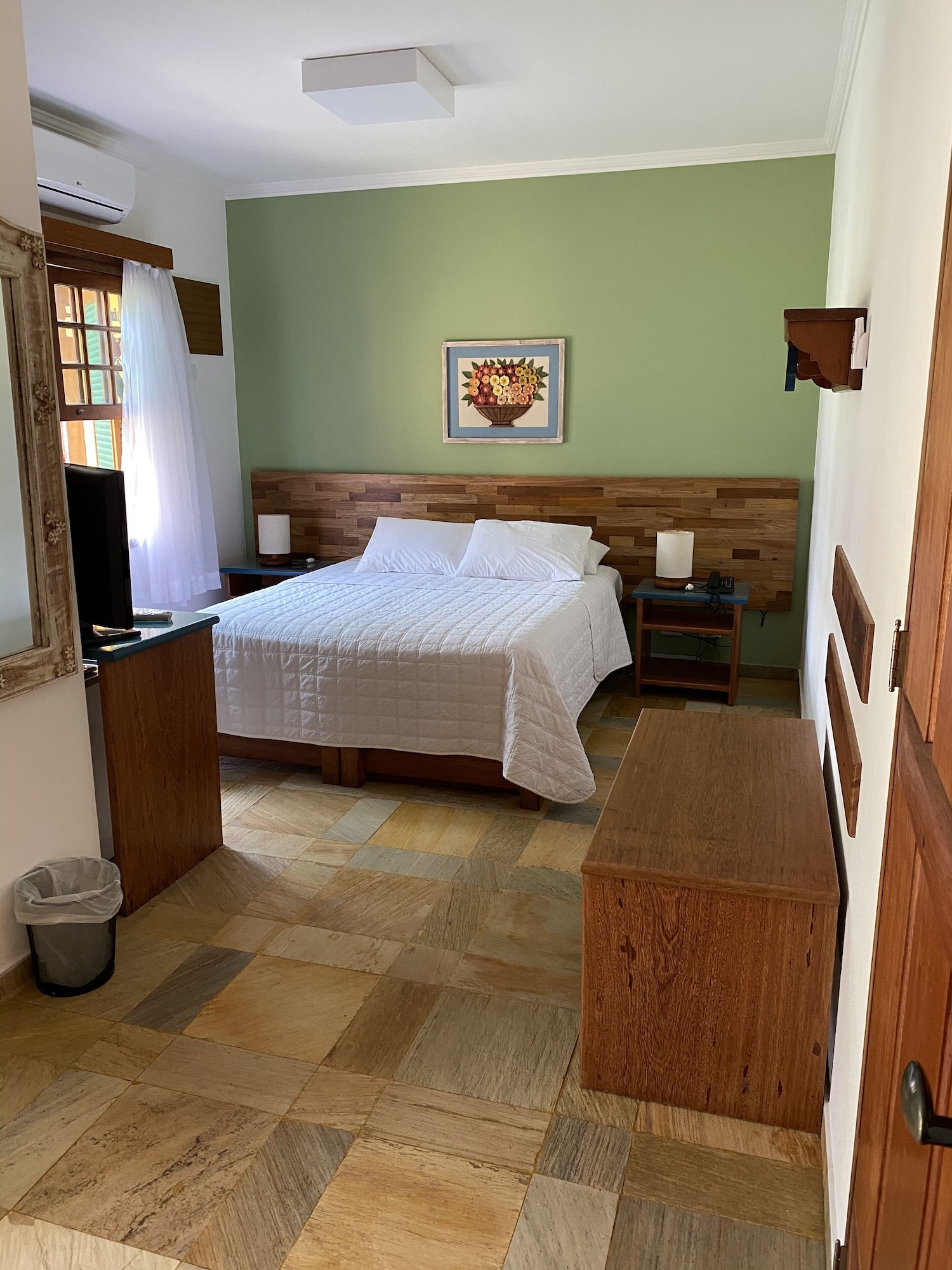 DELUXE, DOUBLE AND TWIN BEDS