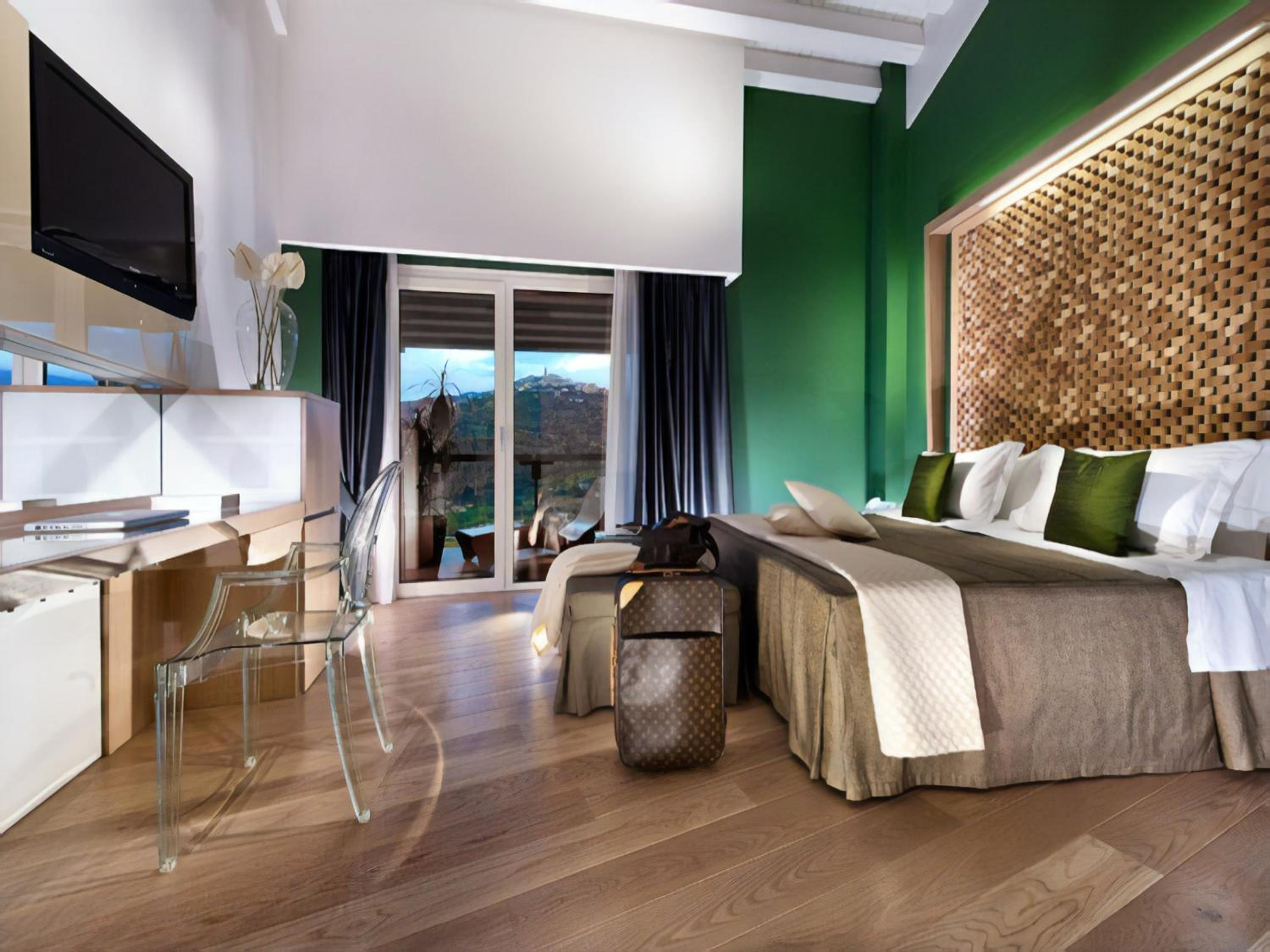 غرفة بسرير كينج بشرفة، Bouganville Hill Resort Wellness Space 2/5