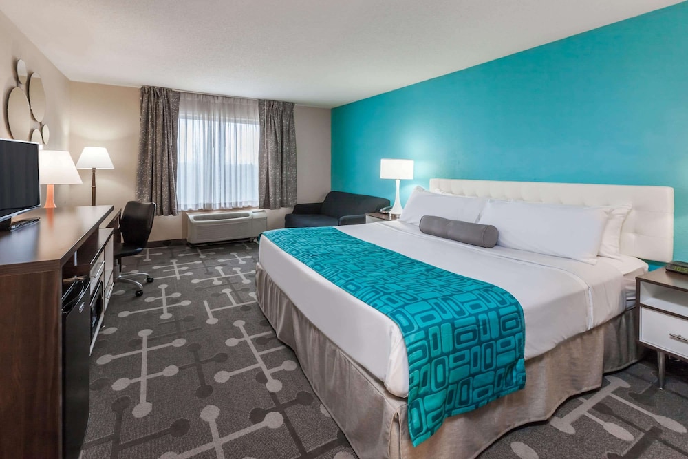 Howard Johnson By Wyndham Romulus Detroit Metro Airport 12/24