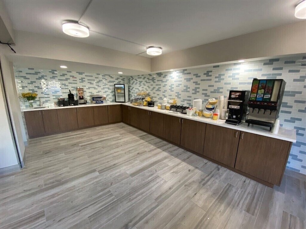 Days Inn & Suites by Wyndham Mesa Near Phoenix 8/36