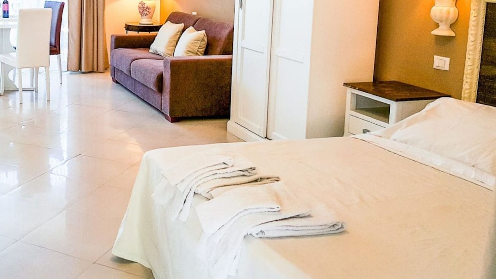 1 Bedroom, Studio, Suite, King Bed, Garden View, Ground Floor