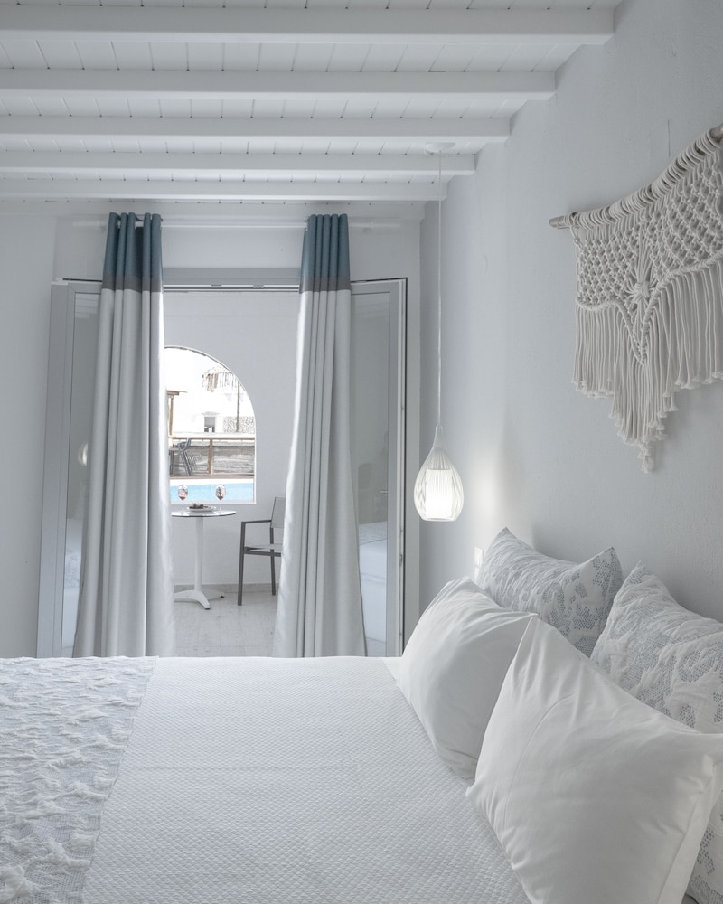 SUPREME, DOUBLE BED, PARTIAL SEA VIEW