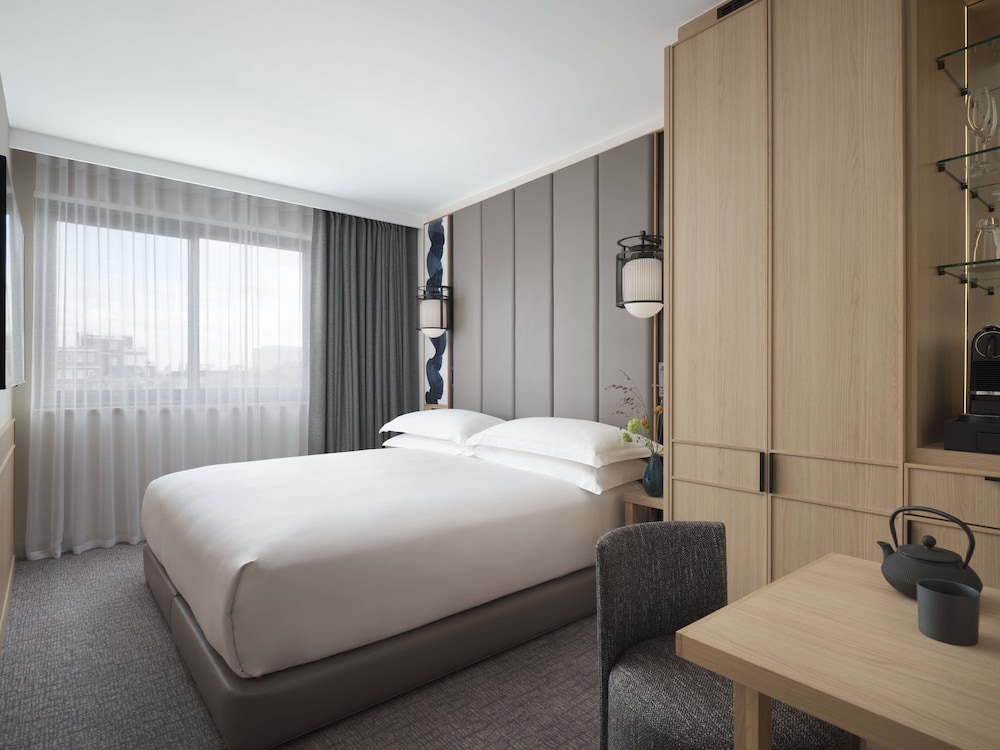 COZY, KING BED