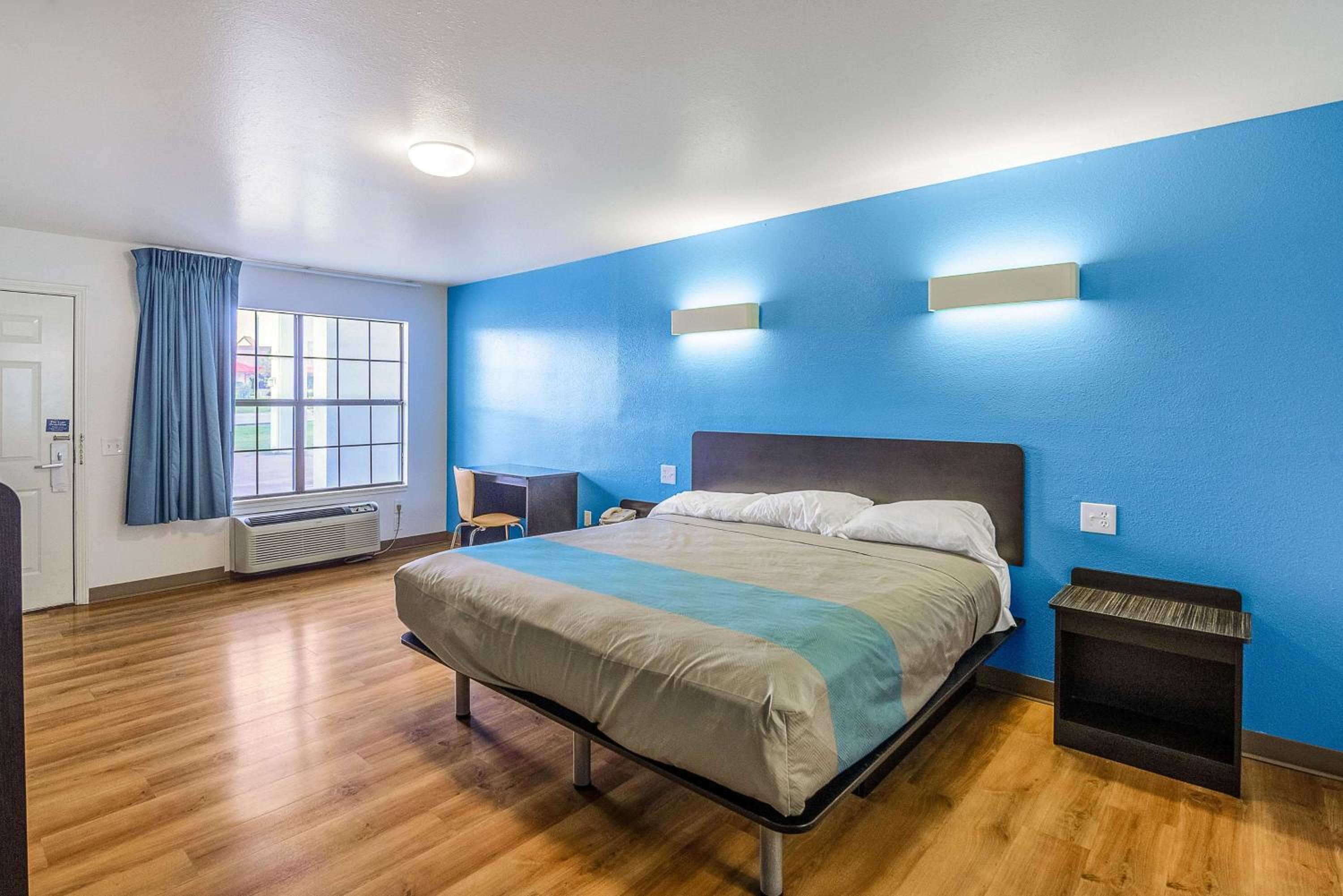 غرفة بسرير كينج لذوي الإعاقة، Motel6 Canton, TX 2/10