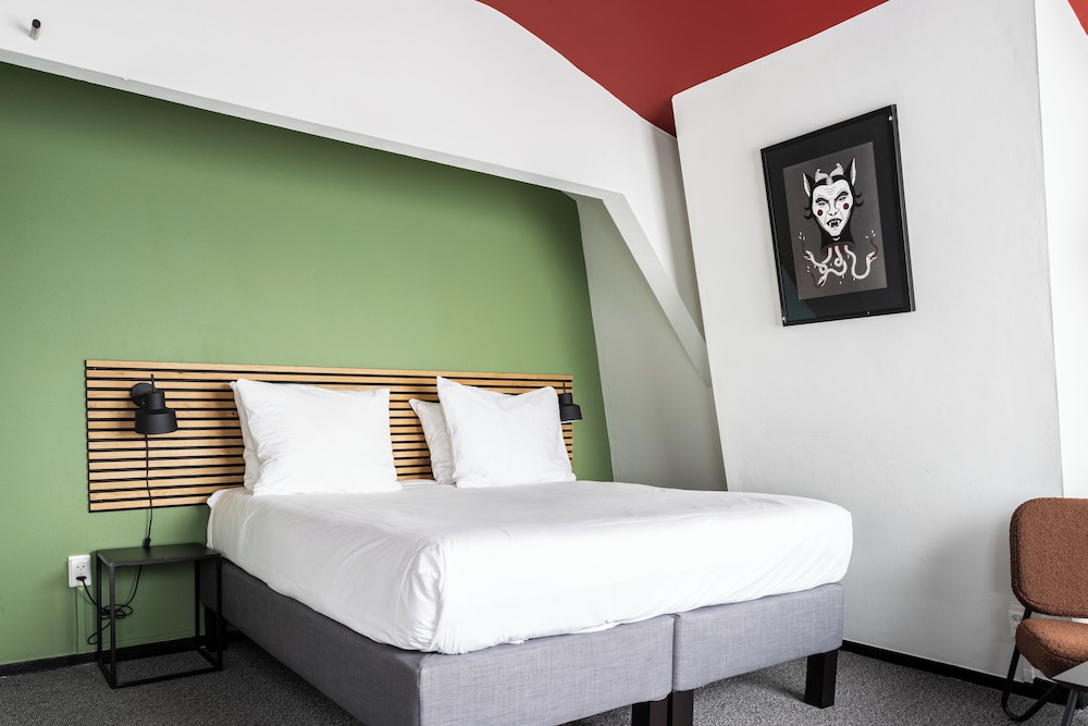 ROOM, DOUBLE BED