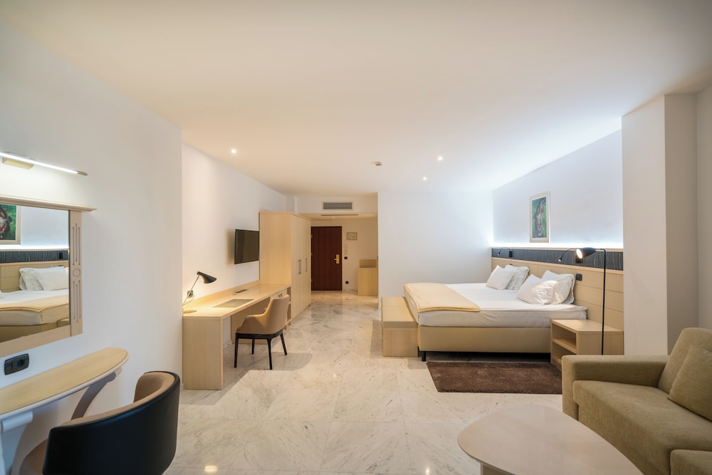 Iberostar Waves Bellevue 53/74