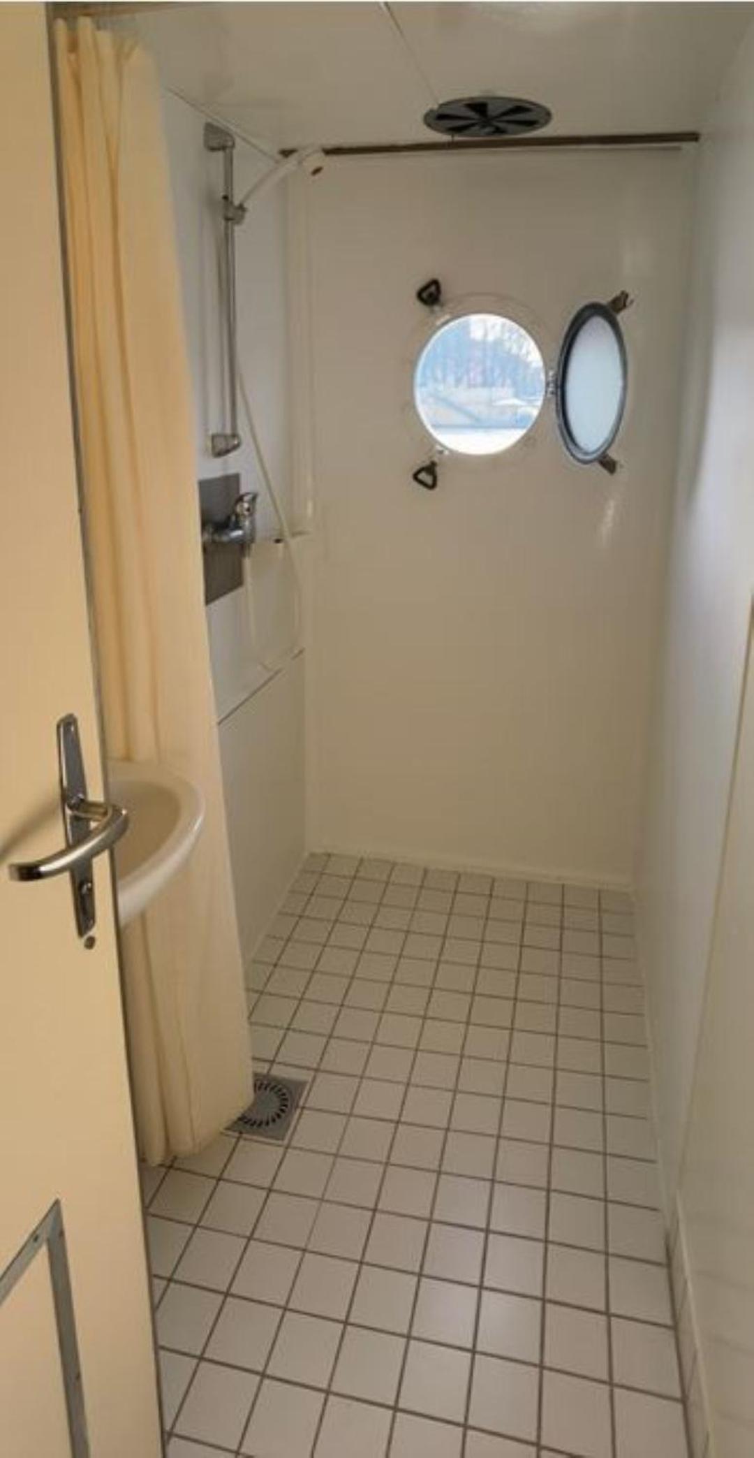 Eastern Comfort Hotel & Hostelboat 33/58