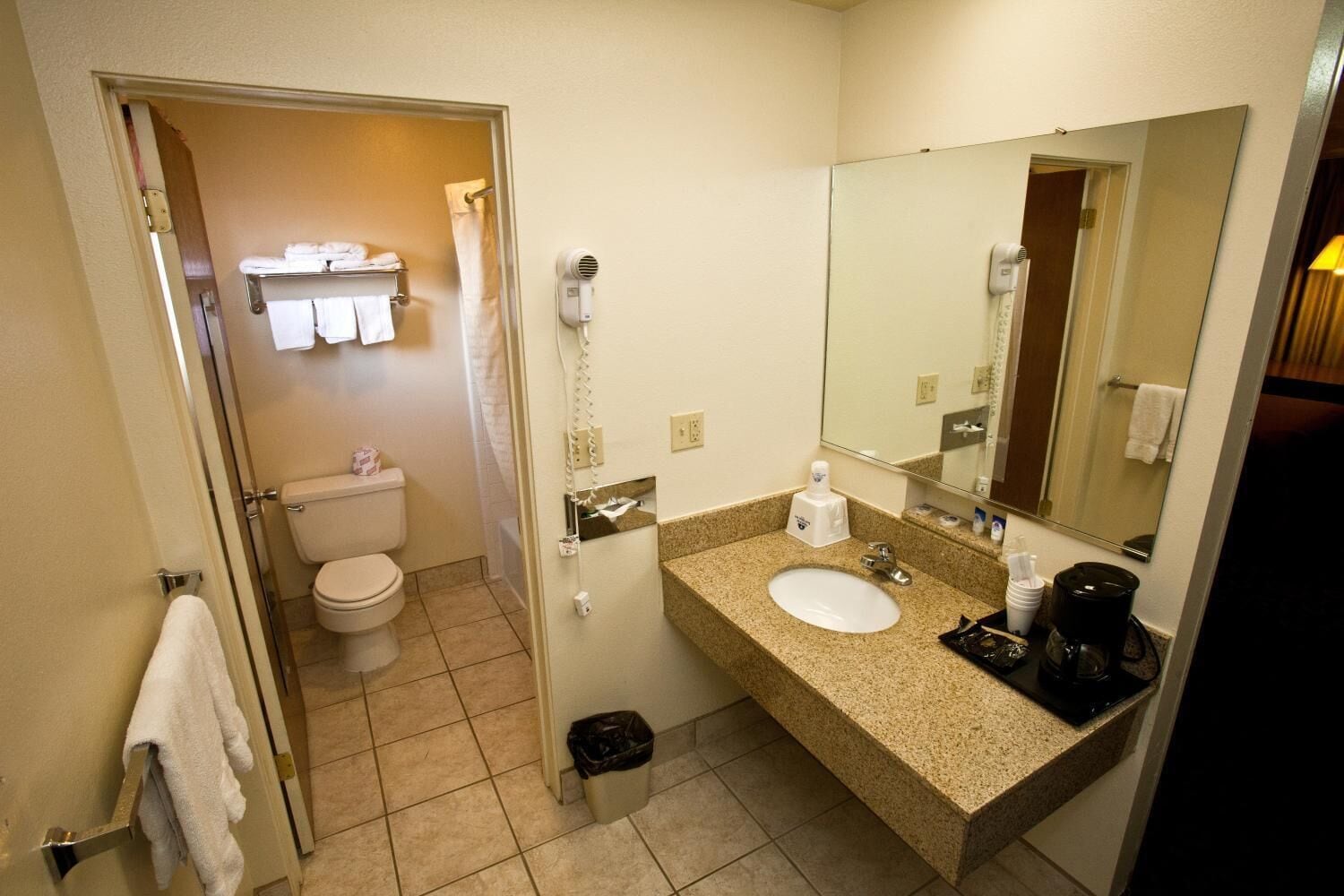 غرفة بسريرين كوين للمدخنين، Americas Best Value Inn Roosevelt Ballard 3/3