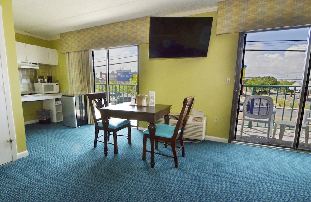 Cayman Suites Hotel 66/80