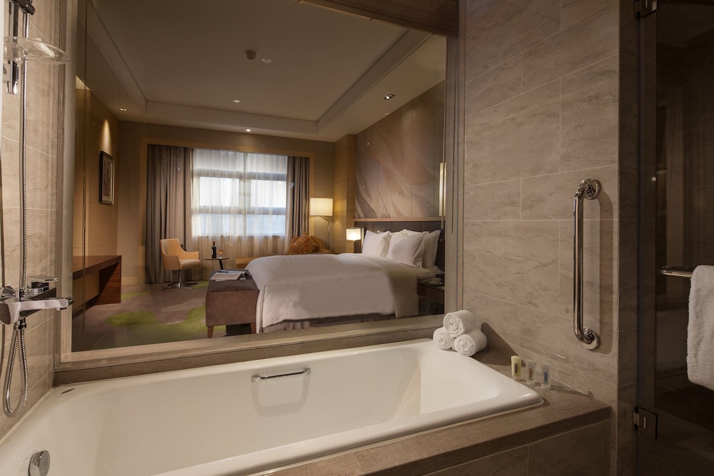 Holiday Inn Qingdao Expo 17/34