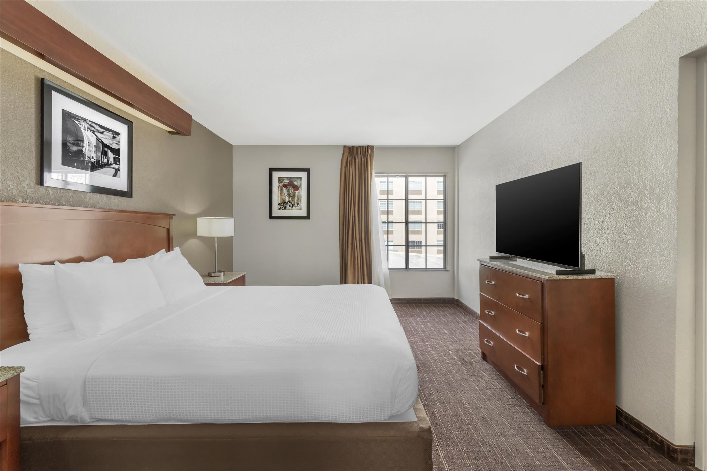 Suite, King Bed, South Tower
