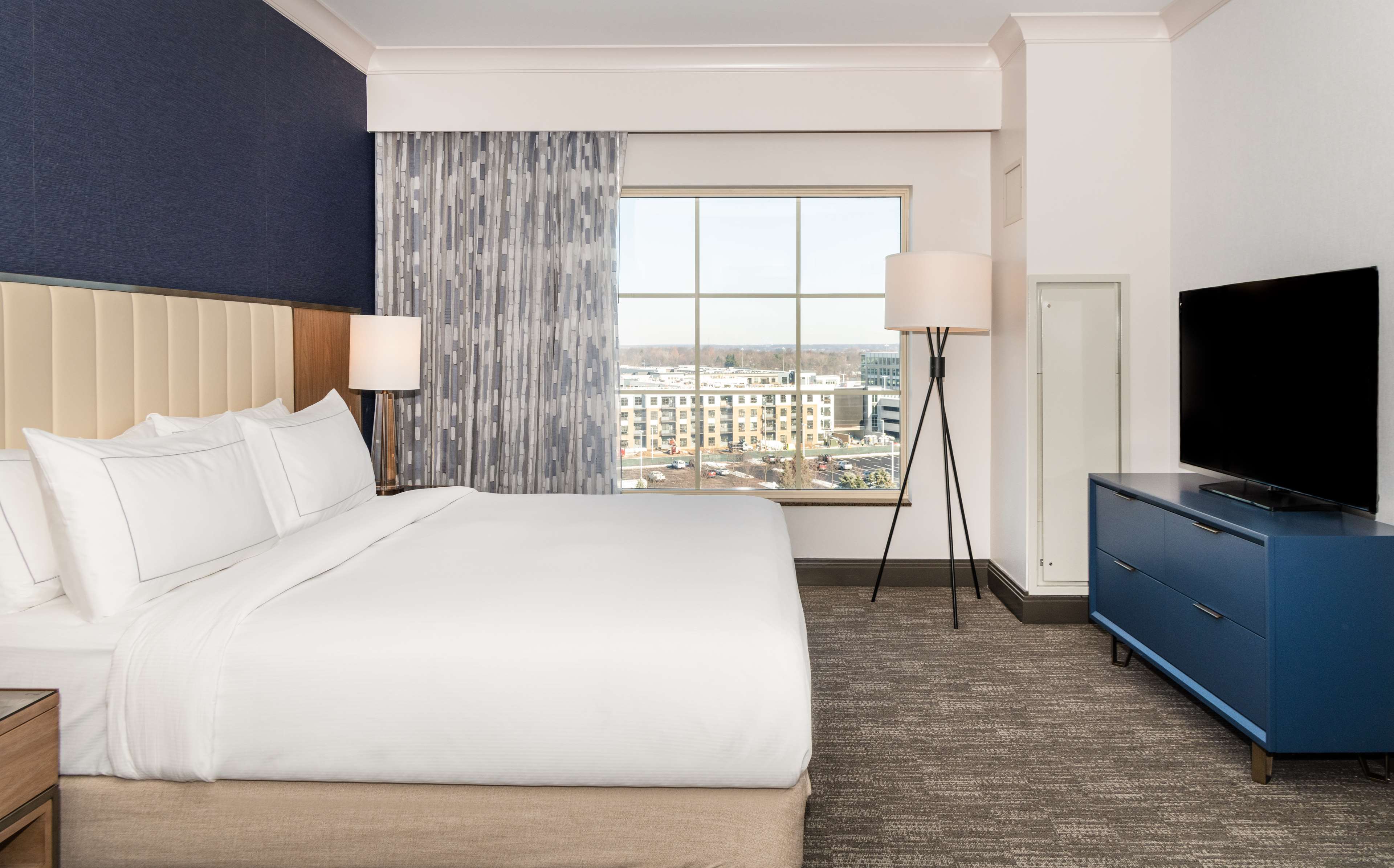 1 BEDROOM, SUITE, KING BED, EXECUTIVE LEVEL, ACCESSIBLE
