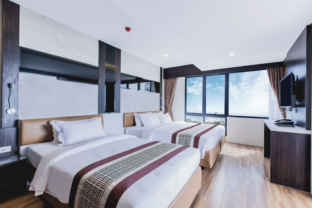 Premium, Triple, Queen Bed, Bathtub, Golden Jomtien Beach Hotel 5/7