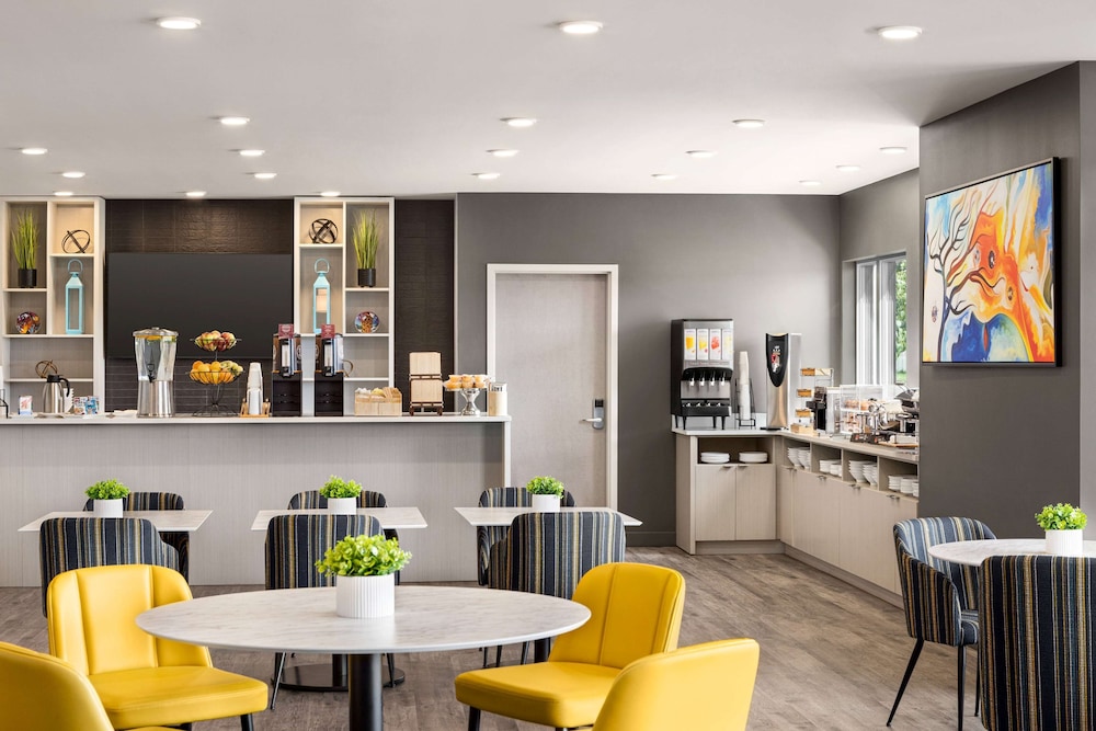 Microtel Inn & Suites Montreal Airport-Dorval QC 18/35