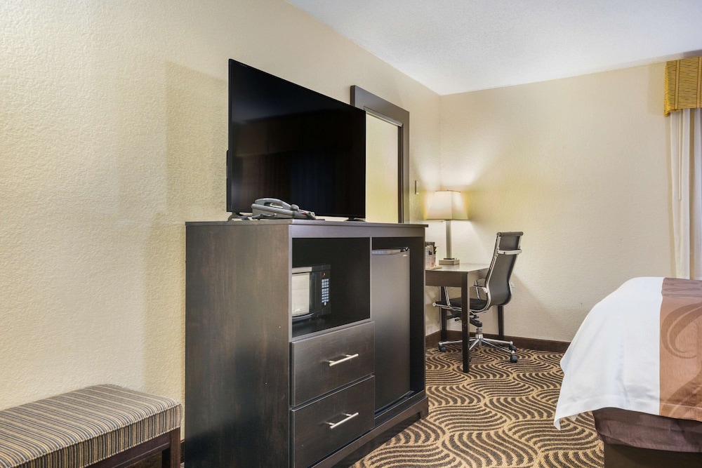Quality Inn and Suites Florence Cincinnati South 41/48