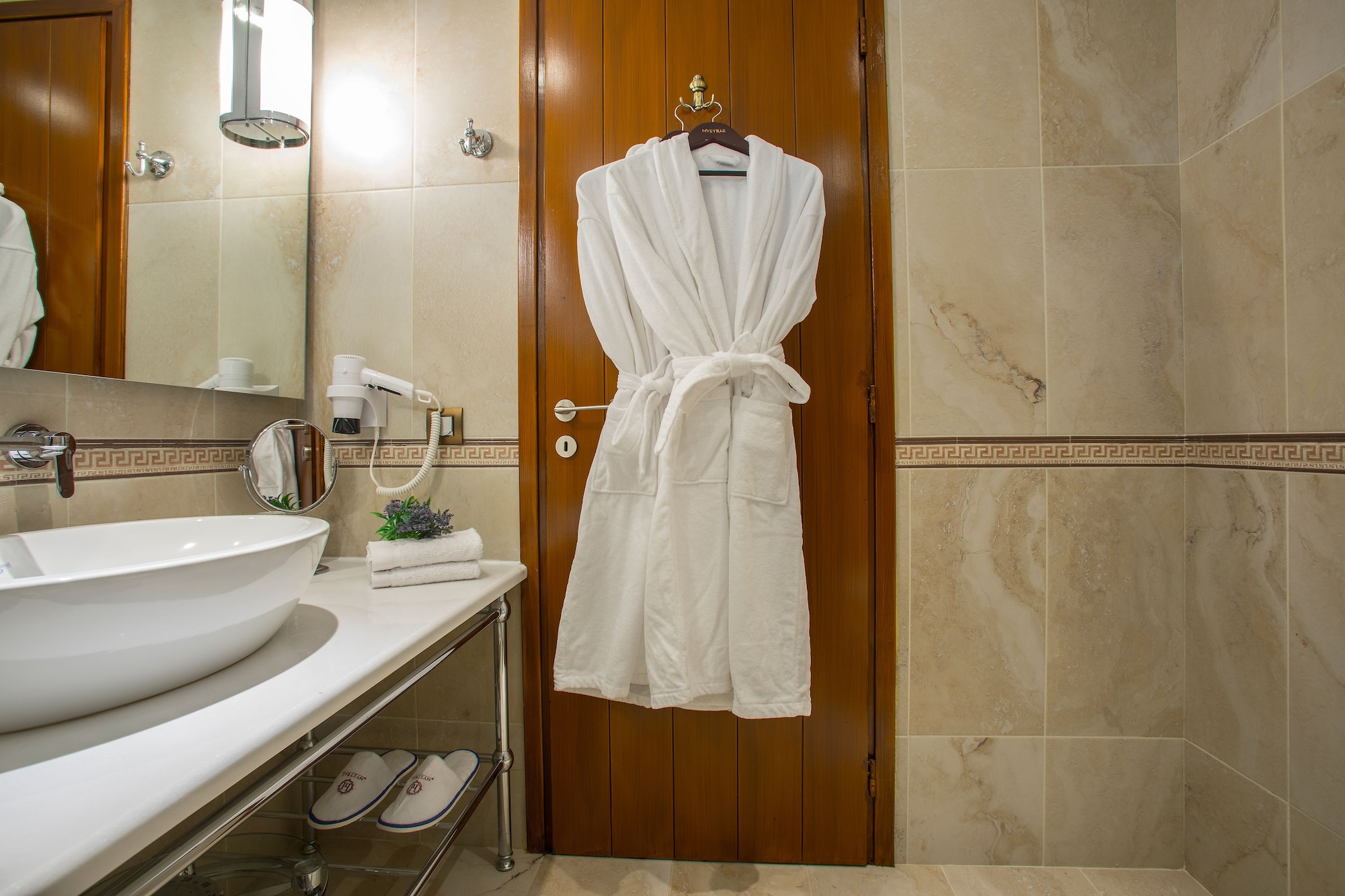غرفة بريميوم بسرير مزدوج مع أريكة، MYSTRAS GRAND PALACE RESORT & SPA 9/10