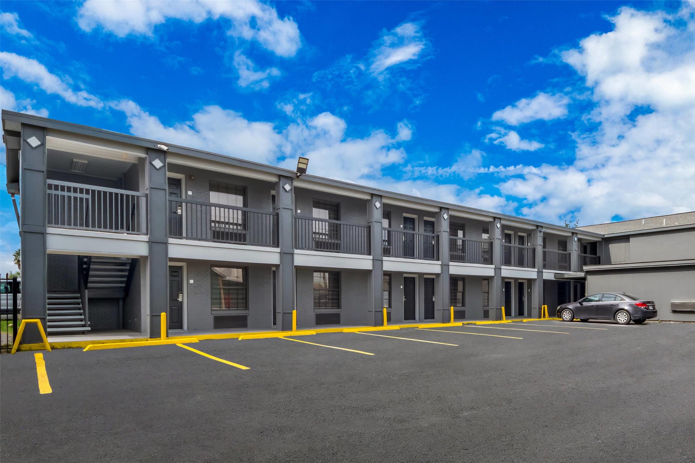 Econo Lodge Inn Suites Laredo 12/16