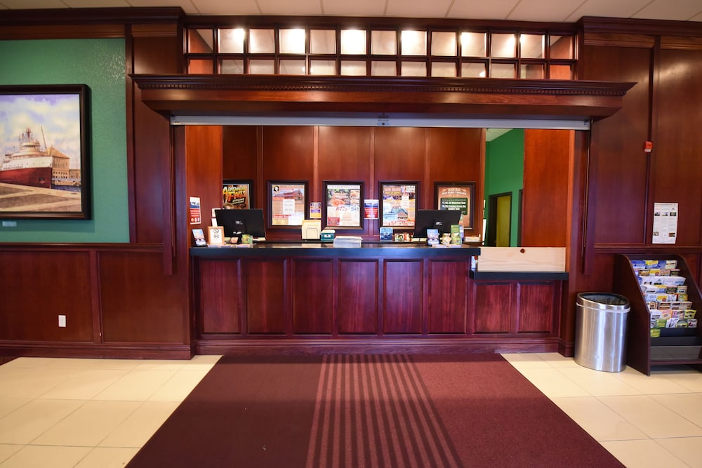 Mackinaw Beach & Bay Inn & Suites 43/51