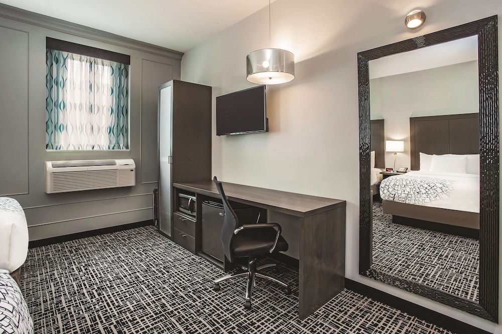 La Quinta Inn & Suites by Wyndham Baltimore Downtown 25/38