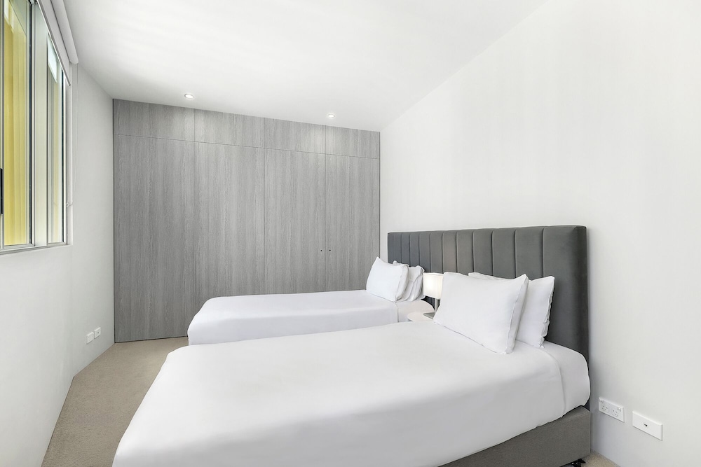 جناح بسرير كينج وسريرين منفصلين بإطلالة على البحر بغرفتي نوم، ULTIQA Air on Broadbeach 8/10