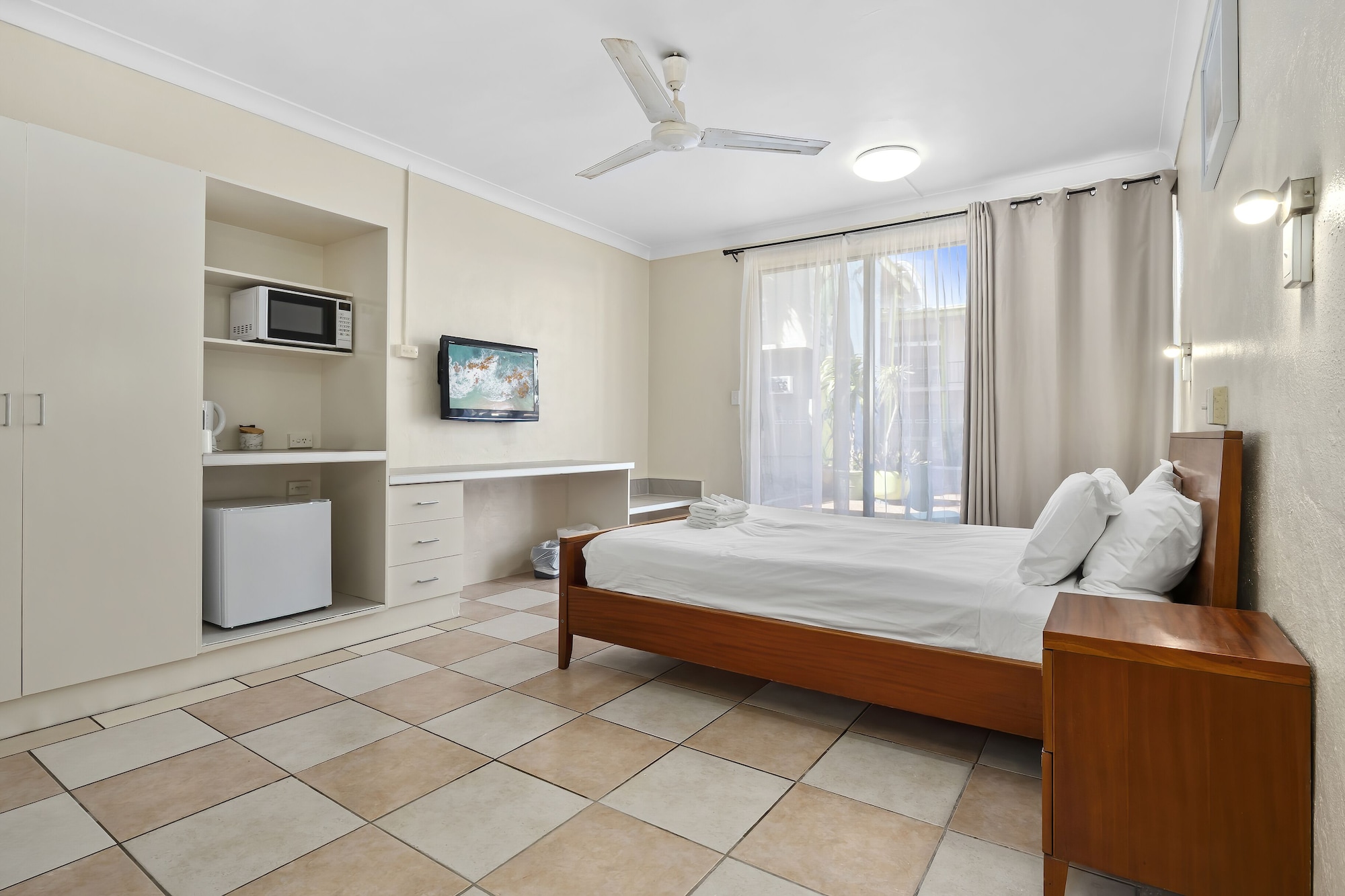 STANDARD, QUEEN BED