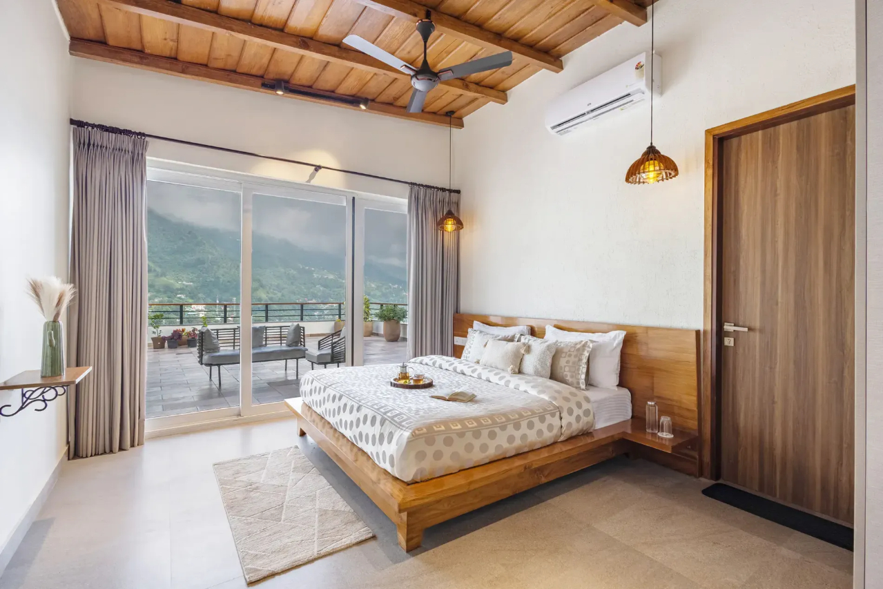 Room at ELIVAAS 6 BHK with Balcony & Lake View Antarmann Casa Zenith, NAINITAL
