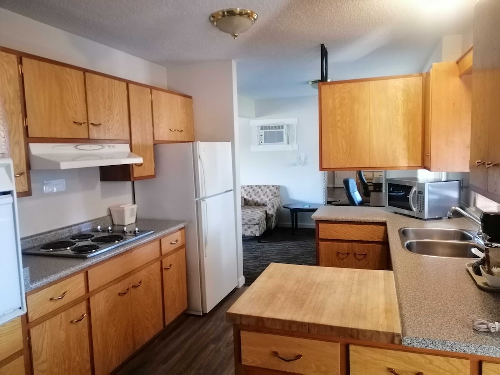 Recreation Inn & Suites 46/63