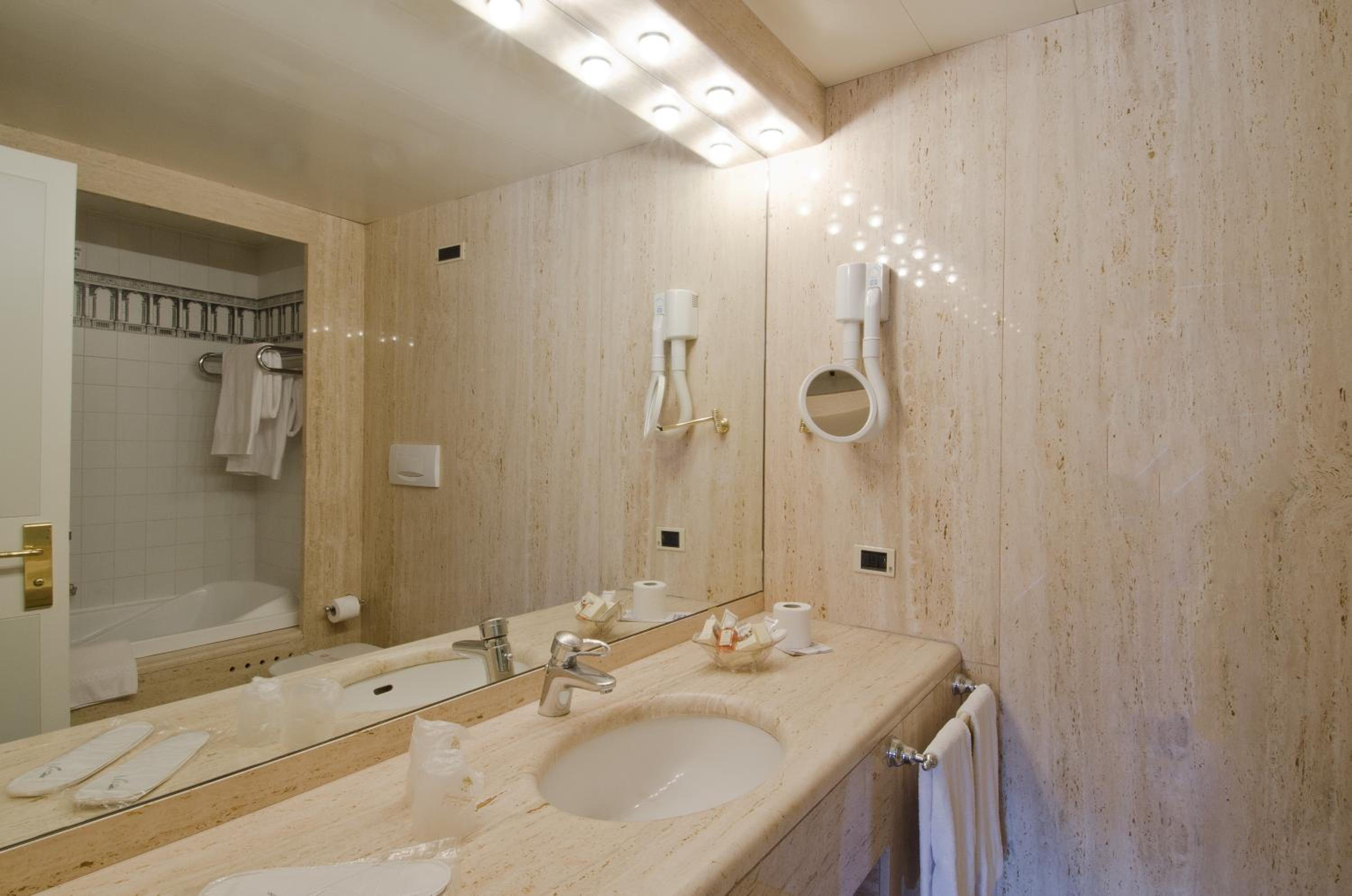 غرفة عائلية، Grande Albergo Roma 3/7