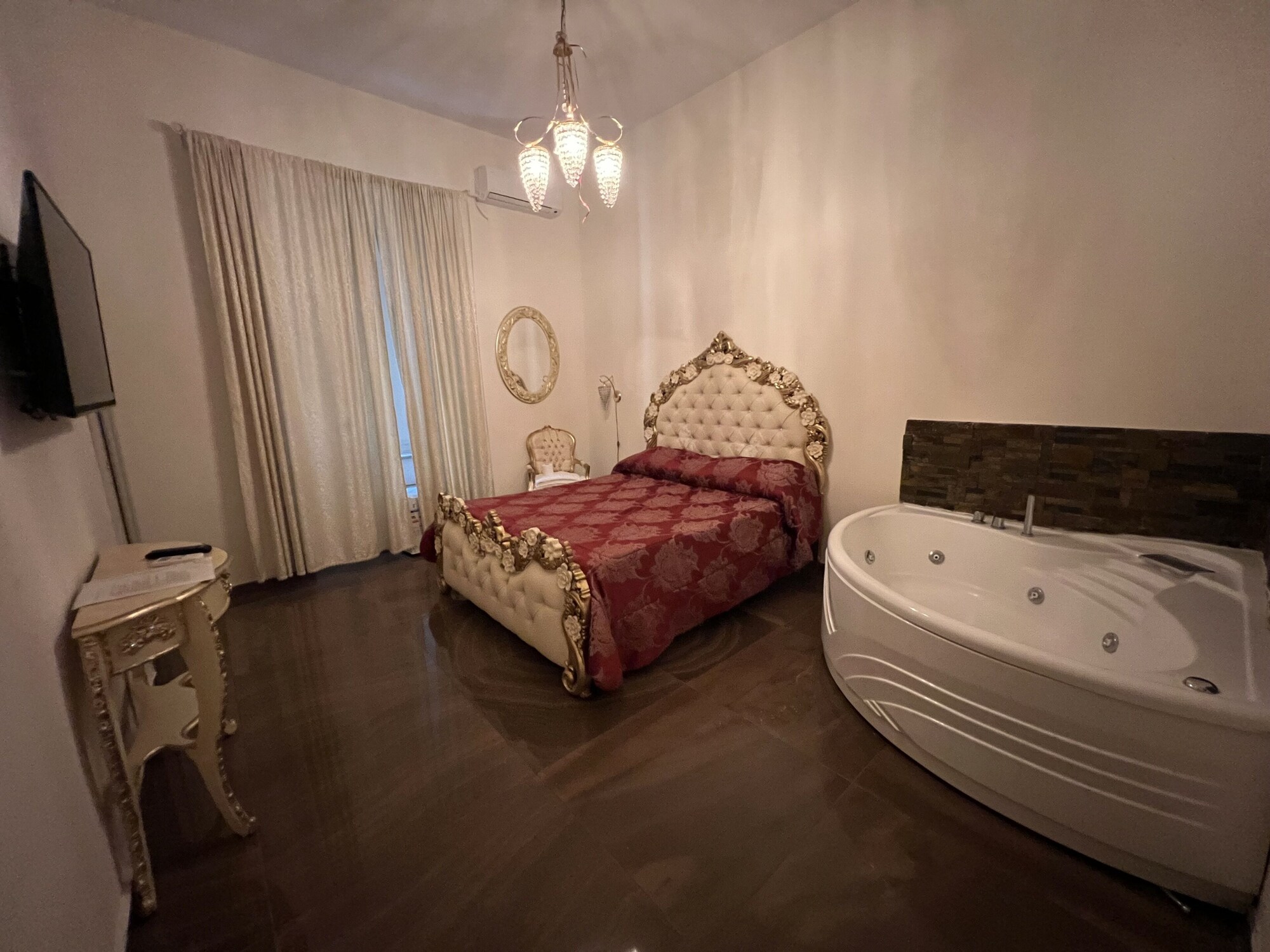 ROOM, KING BED, JETTED TUB