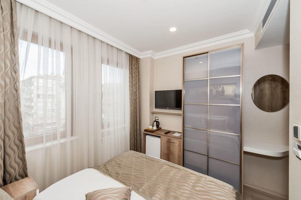 Alphonse Hotel 25/50